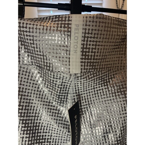Peloton women’s leggings- Large- NWT-Show UP foil color - Picture 6 of 16